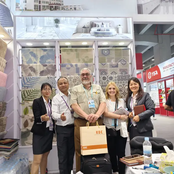 Uwin team with international customers at a global homeware trade show