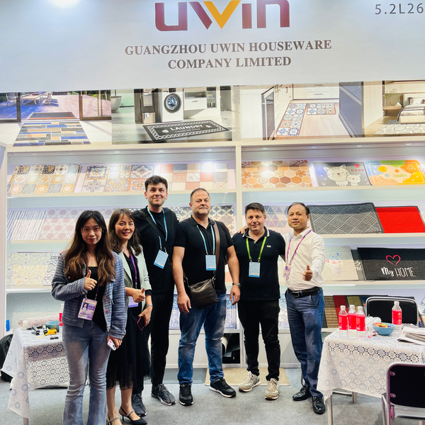 Uwin team meeting international customers at a homeware trade show booth
