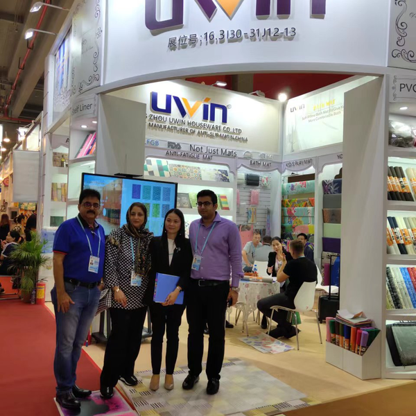International buyers visiting the Uwin floor mat exhibition booth