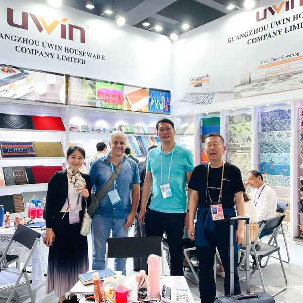 Uwin team with international customers at a global homeware trade show