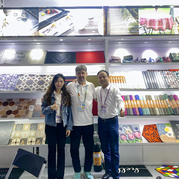 Uwin representative meeting international buyers at the company exhibition booth